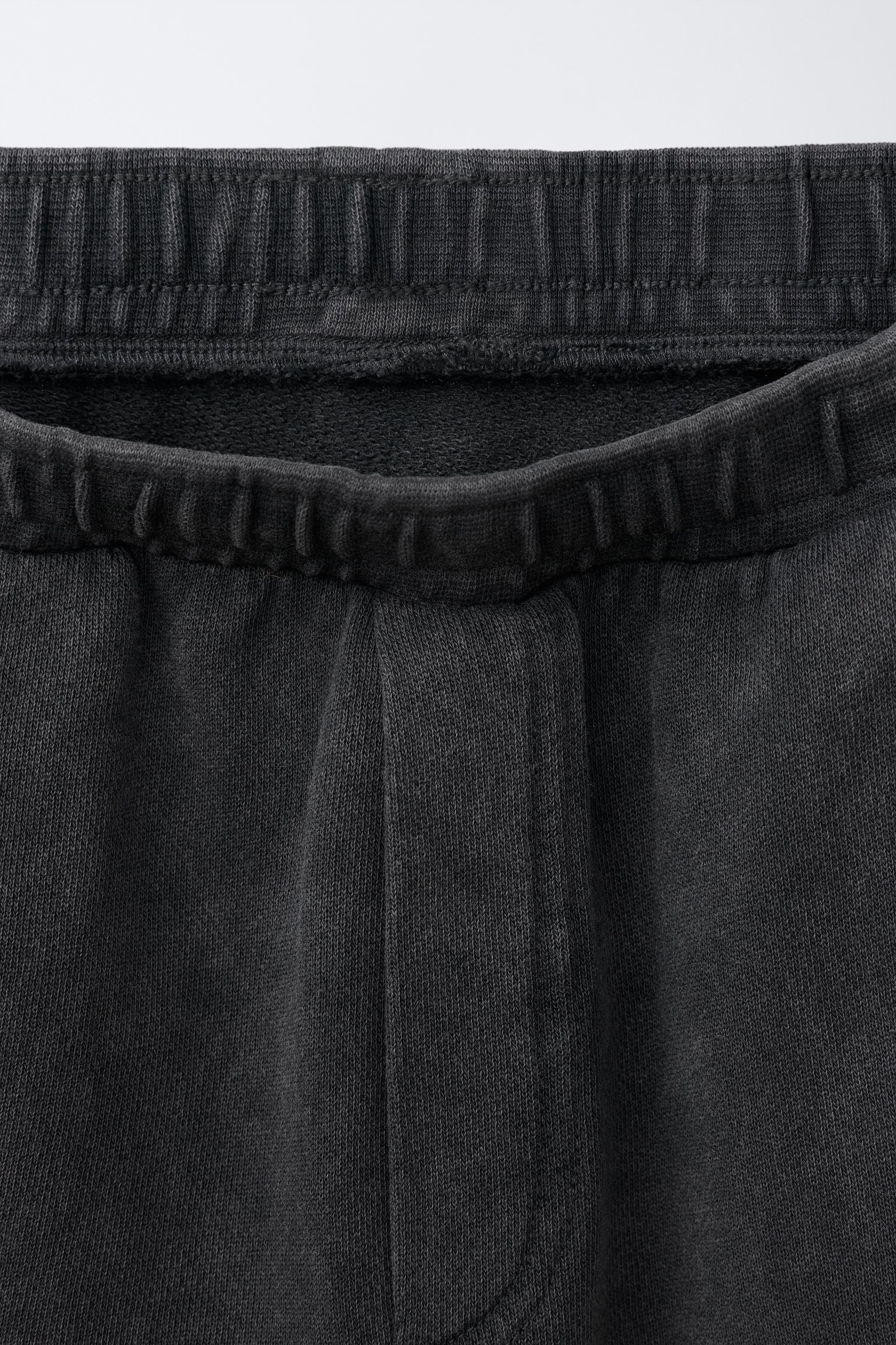 SHORT EFFET DÉLAVÉ À INSCRIPTION